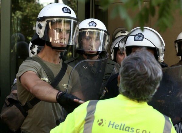 Ένταση και χημικά έξω από το υπουργείο Περιβάλλοντος- Μεταλλωρύχοι της Χαλκιδικής διαμαρτύρονται για την Eldorado