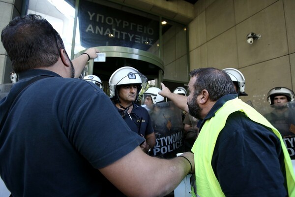 Ένταση και χημικά έξω από το υπουργείο Περιβάλλοντος- Μεταλλωρύχοι της Χαλκιδικής διαμαρτύρονται για την Eldorado