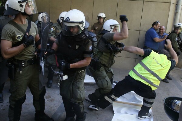 Ένταση και χημικά έξω από το υπουργείο Περιβάλλοντος- Μεταλλωρύχοι της Χαλκιδικής διαμαρτύρονται για την Eldorado