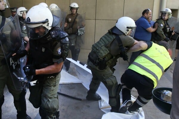 Ένταση και χημικά έξω από το υπουργείο Περιβάλλοντος- Μεταλλωρύχοι της Χαλκιδικής διαμαρτύρονται για την Eldorado