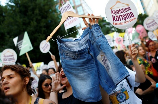 «Μην Ασχολείσαι με το Ντύσιμό μου» - Οι γυναίκες στην Κωνσταντινούπολη διαδηλώνουν