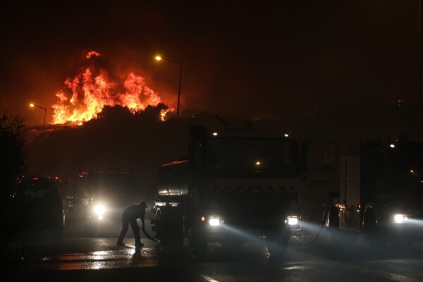 Ολονύχτια μάχη με τις φλόγες στα Καλύβια