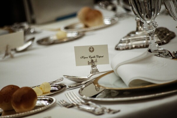 Φωτορεπορτάζ, απρόοπτα και εμφανίσεις στο επίσημο γεύμα για τους Μακρόν στο Προεδρικό