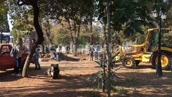 Απίστευτη απόφαση του δήμου Τρίπολης: Άρχισαν ανασκαφές σε πλατεία για να βρουν χαμένο θησαυρό