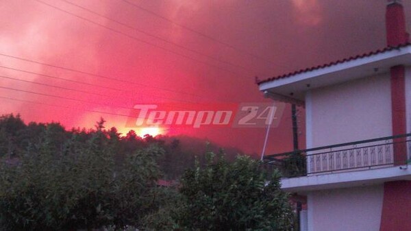 Mάχη με τις φλόγες στη δυτική Αχαΐα - Οι κάτοικοι εγκαταλείπουν τα σπίτια τους