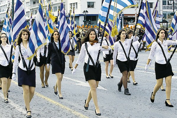 Επιτέλους, σημαιοφόρος στις παρελάσεις θα μπαίνει ο μαθητής με τους περισσότερους followers στο Twitter