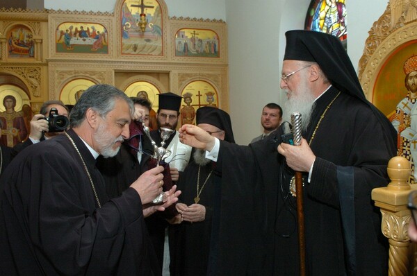 Ένας ομογενής, επικεφαλής του πρωτοκόλλου του Στέιτ Ντιπάρτμεντ