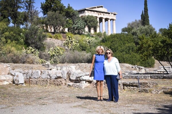 Εντυπωσιάστηκε από την Αθήνα και την Αρχαία Αγορά η Μπριζίτ Τρονιέ - «Δεν φεύγω, θα μείνω»