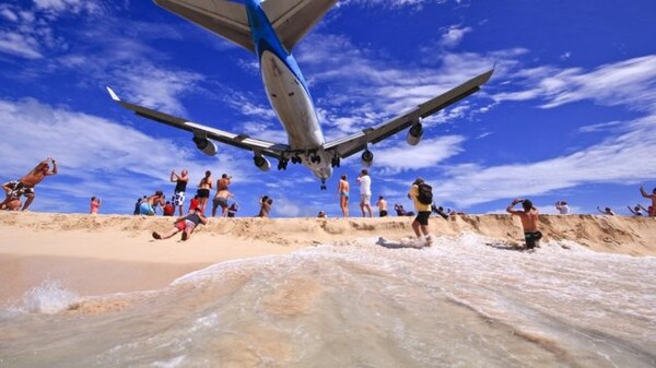 Τραγικός θάνατος τουρίστριας από αεροπλάνο στην Καραϊβική - Την εκτίναξε η τουρμπίνα κατά την απογείωση