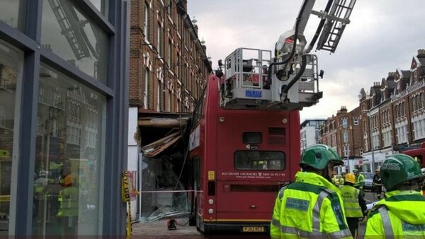Σκηνές πανικού στο Λονδίνο: Λεωφορείο έπεσε πάνω σε κατάστημα - Διασώθηκαν δύο γυναίκες