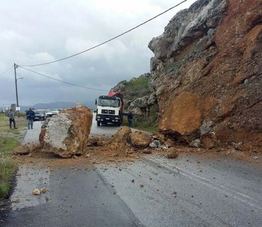 Λάρισα: Βράχοι έπεσαν πάνω σε αυτοκίνητα