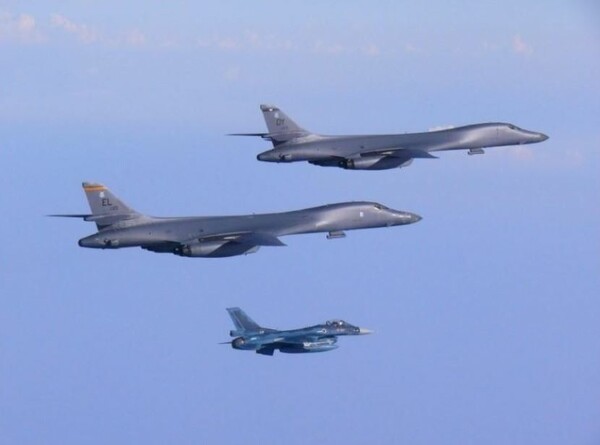 Αμερικανικά βομβαρδιστικά πέταξαν πάνω από την κορεατική χερσόνησο - ΗΠΑ: Έτοιμοι να ανταποκριθούμε με θανατηφόρα ισχύ