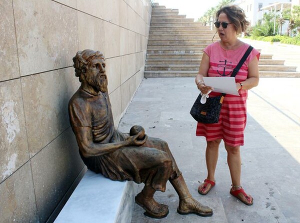 Τουρκία: Έφτιαξαν άγαλμα του Αναξαγόρα με σαρίκι στο κεφάλι