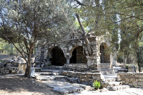 Ένα πανέμορφο εκκλησάκι, έργο Πικιώνη με αγιογραφίες Κόντογλου, "κρύβεται" στο Πάρκο Τρίτση