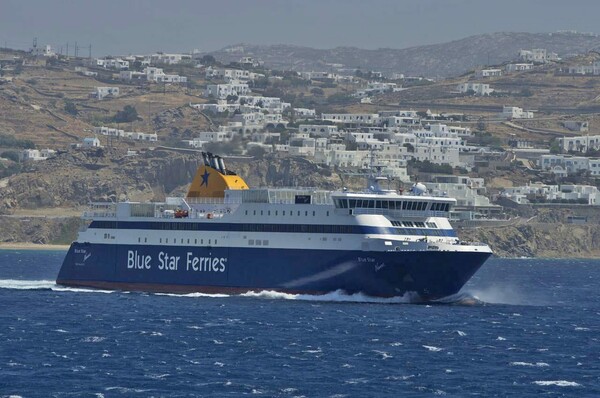 Κολλημένο στο λιμάνι της Ίου παραμένει το Blue Star Patmos