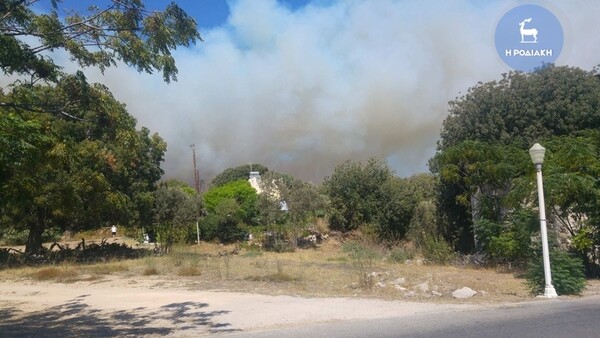 Υπό μερικό έλεγχο η μεγάλη φωτιά στη Ρόδο - Απείλησε σπίτια στον λόφο του Μόντε Σμιθ (upd)
