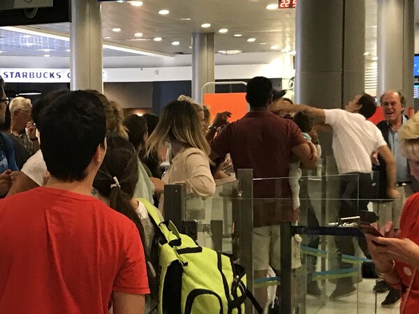 Υπάλληλος αεροδρομίου στη Γαλλία γρονθοκόπησε επιβάτη που κρατούσε μωρό στην αγκαλιά