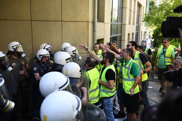 Ένταση και χημικά έξω από το υπουργείο Περιβάλλοντος- Μεταλλωρύχοι της Χαλκιδικής διαμαρτύρονται για την Eldorado