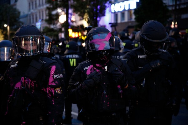 Αμβούργο: Νύχτα επεισοδίων στην G20 - Δεκάδες αστυνομικοί τραυματίστηκαν