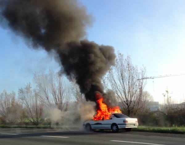 Γαλλία: Αυτοκίνητο πήρε φωτιά, πιθανότατα από μπαταρία ηλεκτρονικού τσιγάρου