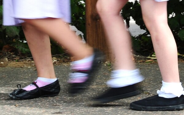 Γονείς μηνύουν χριστιανικό σχολείο επειδή επιτρέπει στα αγόρια να φοράνε φορέματα