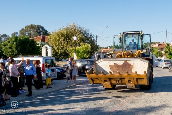 Πρέβεζα: Γαμπρός πήγε στον γάμο με μπουλντόζα