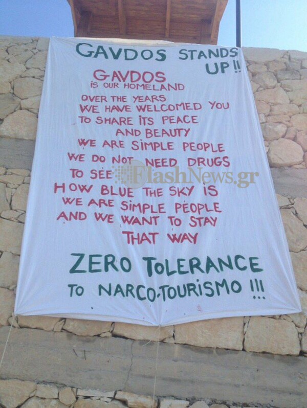 «Τέλος τα ναρκωτικά στη Γαύδο» - Οι κάτοικοι και η δήμαρχος ανάρτησαν πανό με νουθεσίες στην είσοδο του λιμανιού