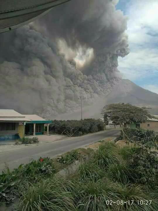 Ινδονησία: Εντυπωσιακές εικόνες από την έκρηξη ηφαιστείου