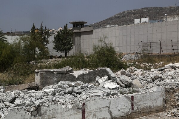Κατεδαφίζεται ο τοίχος των γυναικείων φυλακών Κορυδαλλού - ΦΩΤΟΓΡΑΦΙΕΣ