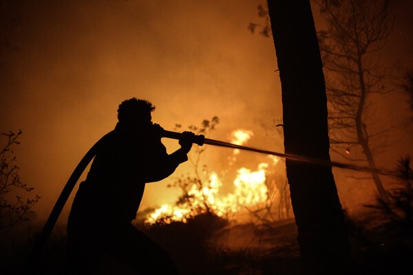 Πύργος: Ολονύχτια μάχη με τις φλόγες- Προσπάθειες να κρατηθεί η φωτιά μακριά από Κρυονέρι και Περιστέρι