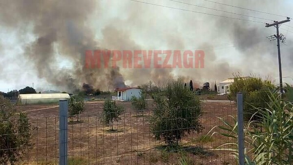 Μεγάλη πυρκαγιά στη ΒΙΠΕ Πρέβεζας που απειλεί οικισμό