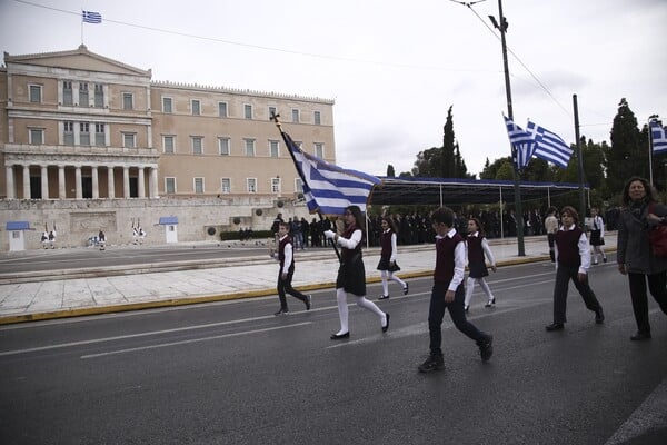 Αντιδράσεις για τους σημαιοφόρους με κλήρωση - Τι απαντά το Υπουργείο Παιδείας