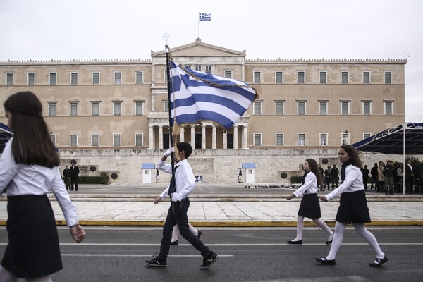 Προεδρικό Διάταγμα: Σημαιοφόροι με κλήρωση στα Δημοτικά - Τέλος η επιλογή με βαθμολογία