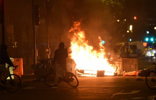 Σοβαρά επεισόδια τη νύχτα στο Λονδίνο από νεαρούς που διαμαρτύρονταν για το θάνατο του Ράσαν Τσάρλς