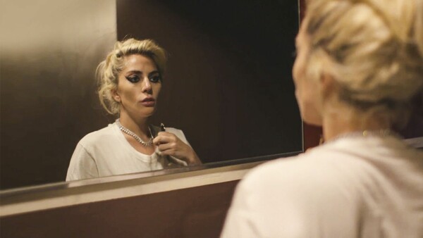 To νέο ντοκιμαντέρ της Lady Gaga αποκαλύπτει την προσωπική της ζωή και επαναφέρει την κόντρα με την Μαντόνα