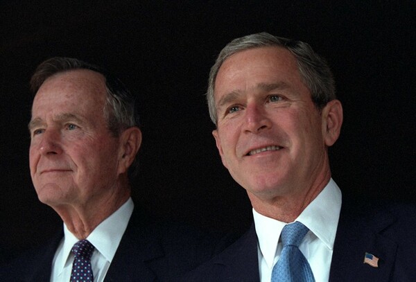 Έκκληση στους Αμερικανούς να απορρίψουν τον ρατσισμό απευθύνουν οι δύο πρώην πρόεδροι Μπους