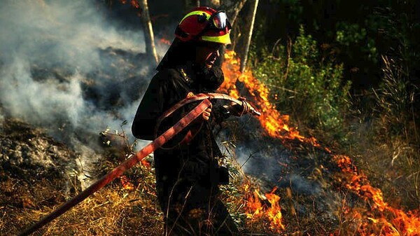 Μάχη όλη τη νύχτα με την πυρκαγιά στα Κύθηρα