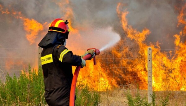 Ο Καλλιάνος προειδοποιεί για πυρκαγιές στην Αττική και την Εύβοια: Τεράστιος κίνδυνος για 72 ώρες