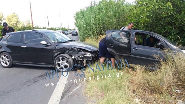 Συγκινεί η αστυνομικός που ηρεμεί στην αγκαλιά της ένα μωρό μετά από ατύχημα