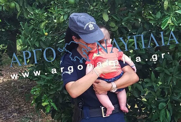 Συγκινεί η αστυνομικός που ηρεμεί στην αγκαλιά της ένα μωρό μετά από ατύχημα