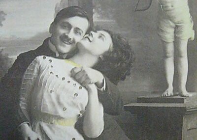 Μια Σχολή Γάμου ιδρύεται το 1911 στην Αθήνα, για να παντρεύει τους επιμελέστερους μαθητές