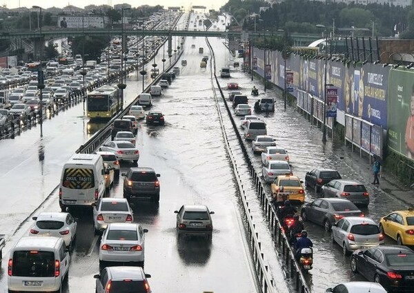Τουρκία: Σφοδρές καταιγίδες με σχεδόν 7 χιλιάδες κεραυνούς προκάλεσαν πλημμύρες στην Κωνσταντινούπολη