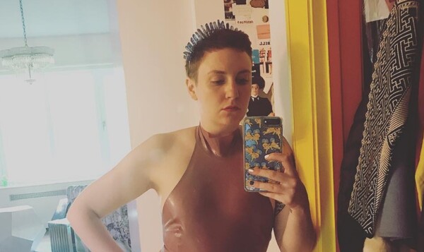 Η Lena Dunham με latex κορμάκι και ένα εκνευρισμένο, σχεδόν υβριστικό μήνυμα ανακοινώνει το επόμενο τηλεοπτικό της βήμα