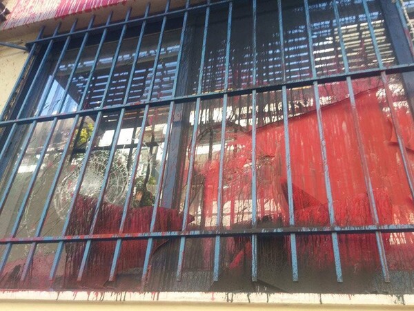 Επίθεση του Ρουβίκωνα με βαριοπούλες στο δημαρχείο Ζωγράφου