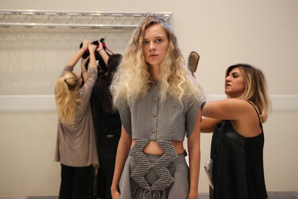 Φωτορεπορτάζ: Μοντέλα, σχεδιαστές, σελέμπριτι και fashion bloggers στην Εβδομάδα Μόδας της Αθήνας
