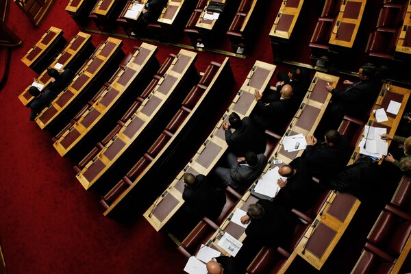 Αντιδράσεις κομμάτων για τους βουλευτές τους που διεκδικούν αναδρομικά