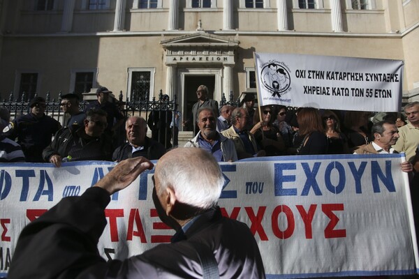 Διαμαρτυρία συνταξιούχων έξω από το ΣτΕ - Συζητείται η προσφυγή κατά του νόμου Κατρούγκαλου