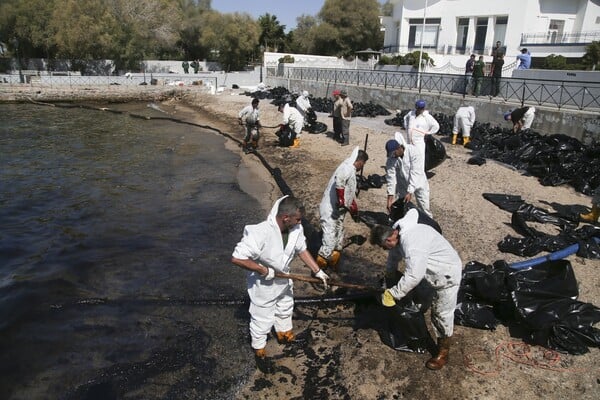 Οι δήμαρχοι Γλυφάδας και Αλίμου κατέθεσαν μήνυση για την ρύπανση από το ναυάγιο του Αγία Ζώνη