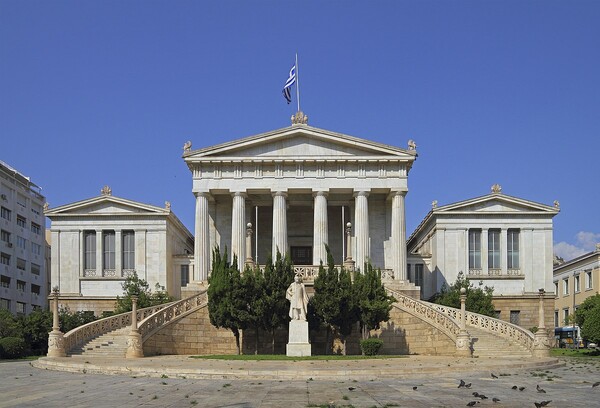 Νέοι ποιητές σε μια δημόσια performance με την μπάντα του Δήμου Αθηναίων