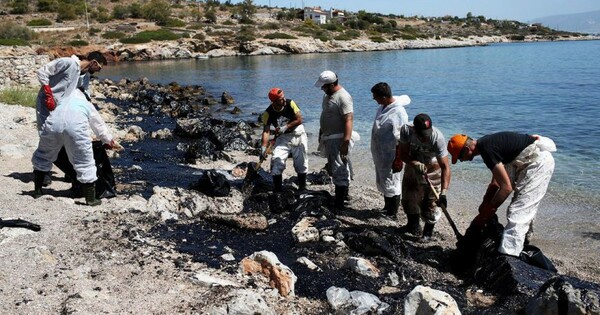 Συνεχίζονται οι εργασίες αντιμετώπισης της πετρελαιοκηλίδας στον Σαρωνικό